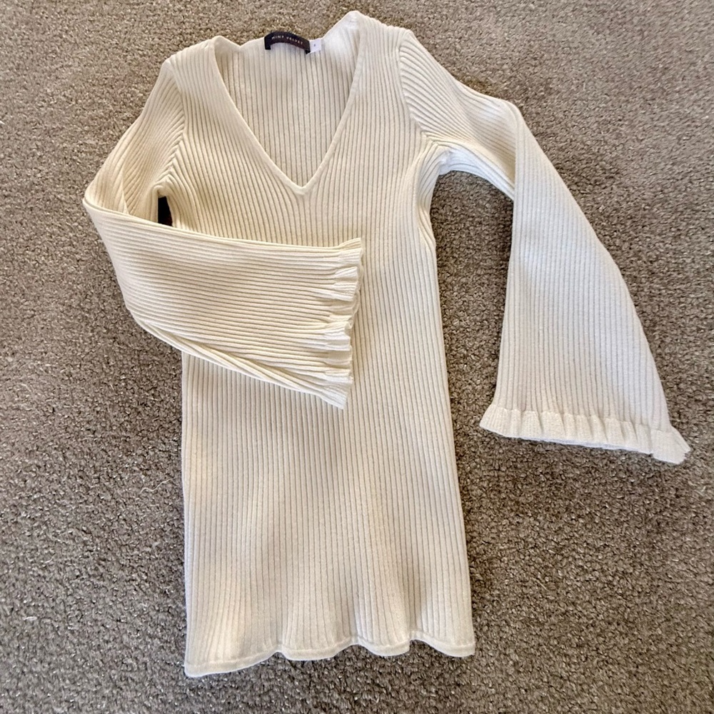 Mint Velvet Cream Ribbed V-Neck Sweater | 8 Fits like 4 or 6